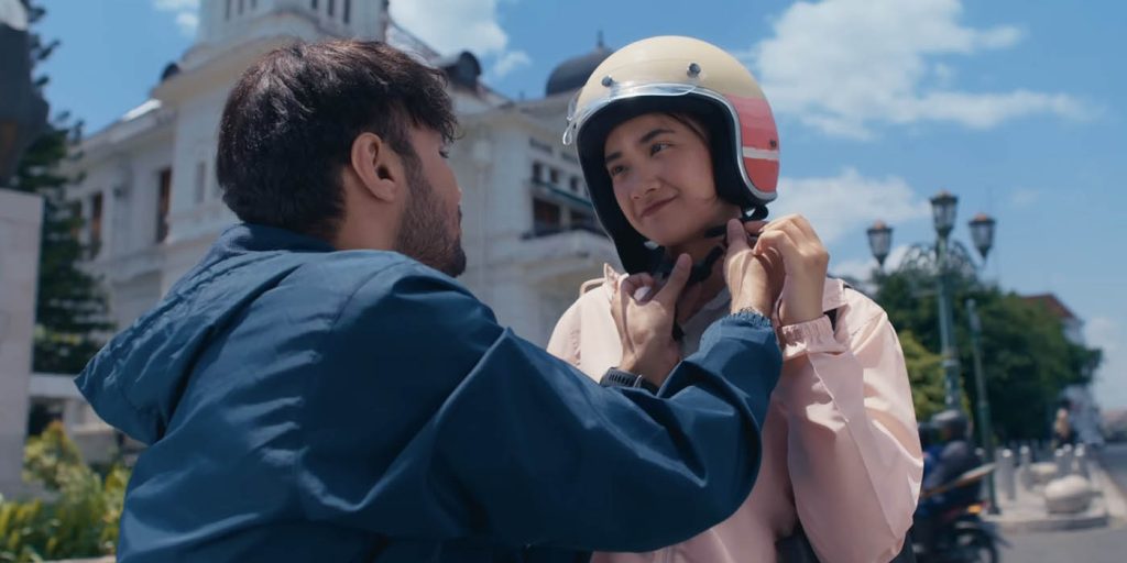 Cinta Tak Pernah Tepat Waktu