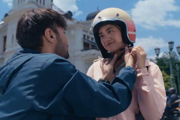 Cinta Tak Pernah Tepat Waktu